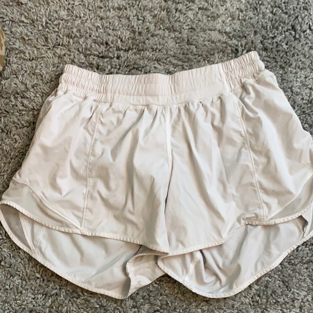 🍋 LULULEMON white running shorts!
